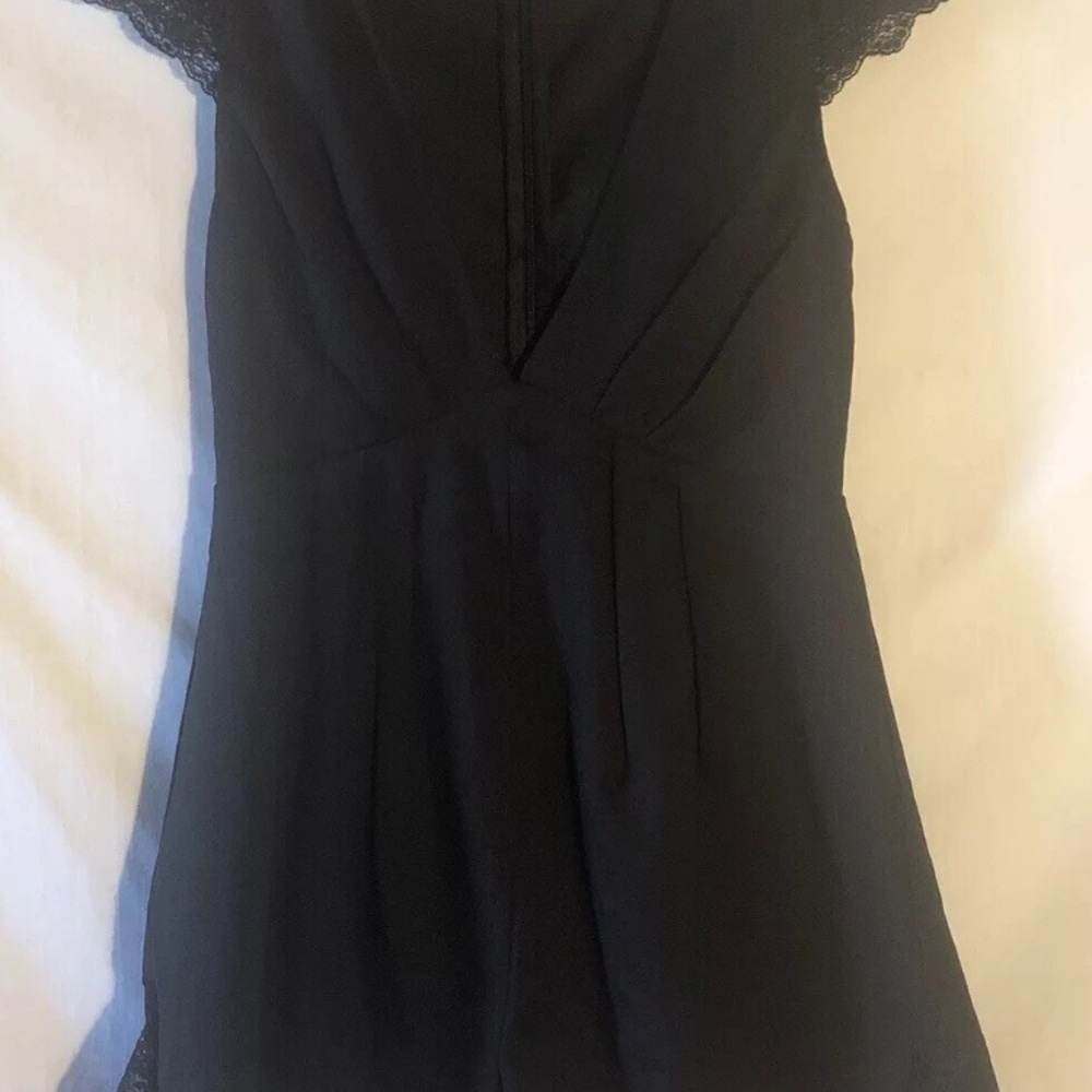 Forever 21 Womens Jrs Sm Sexy Black Romper Lace Cap Sleeves Deep V Neck 2” Ins